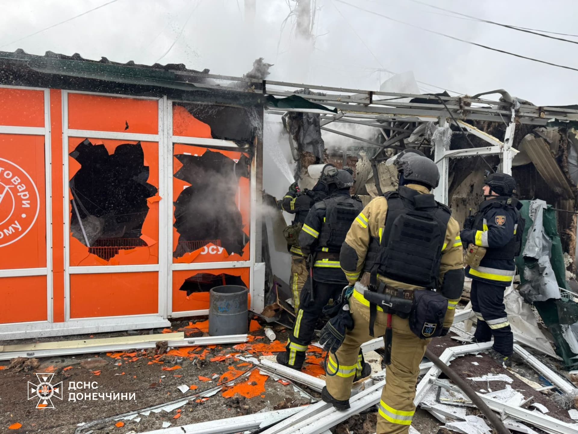 У Покровську рятувальники ліквідували наслідки обстрілу на території ринку (фото)