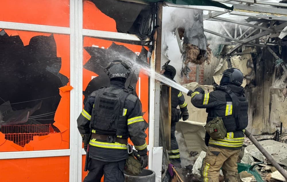 У Покровську рятувальники ліквідували наслідки обстрілу на території ринку (фото)
