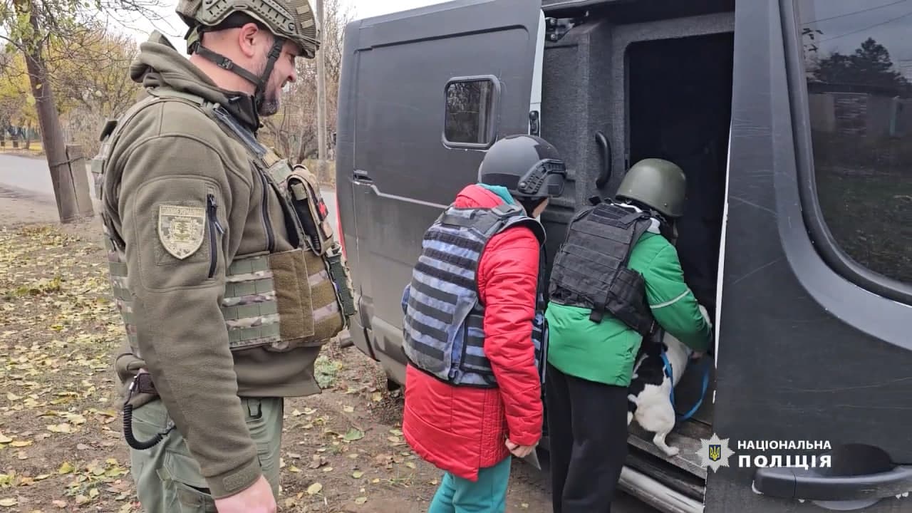 Поліцейські евакуювали ще дві родини з дітьми з Костянтинівки