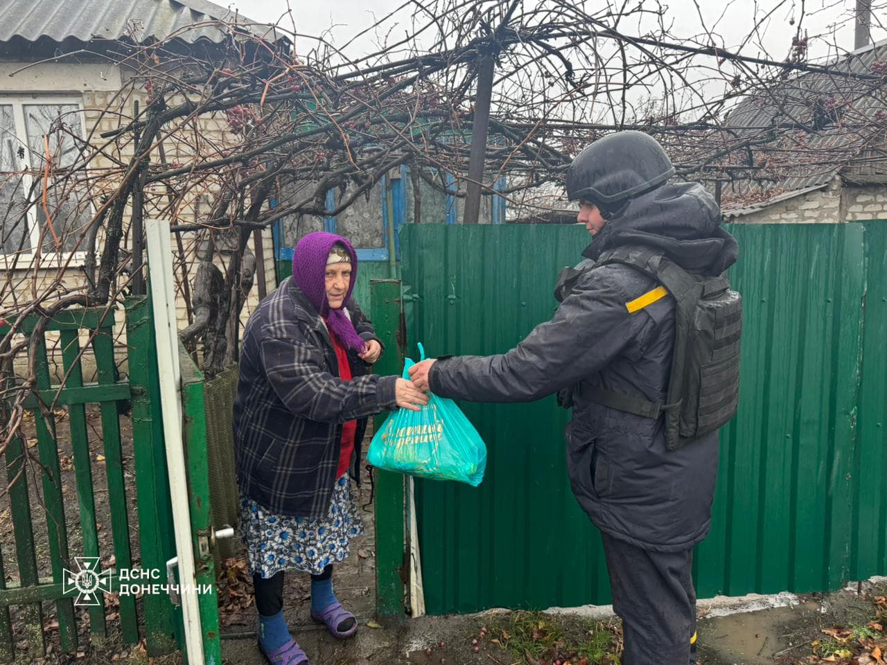 Рятувальники доставили тонну гуманітарної допомоги мешканцям Волноваського району
