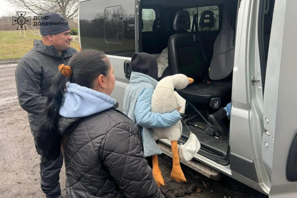 Сьогодні рятувальники евакуювали жінку та її двох доньок з села Гришине Покровського району