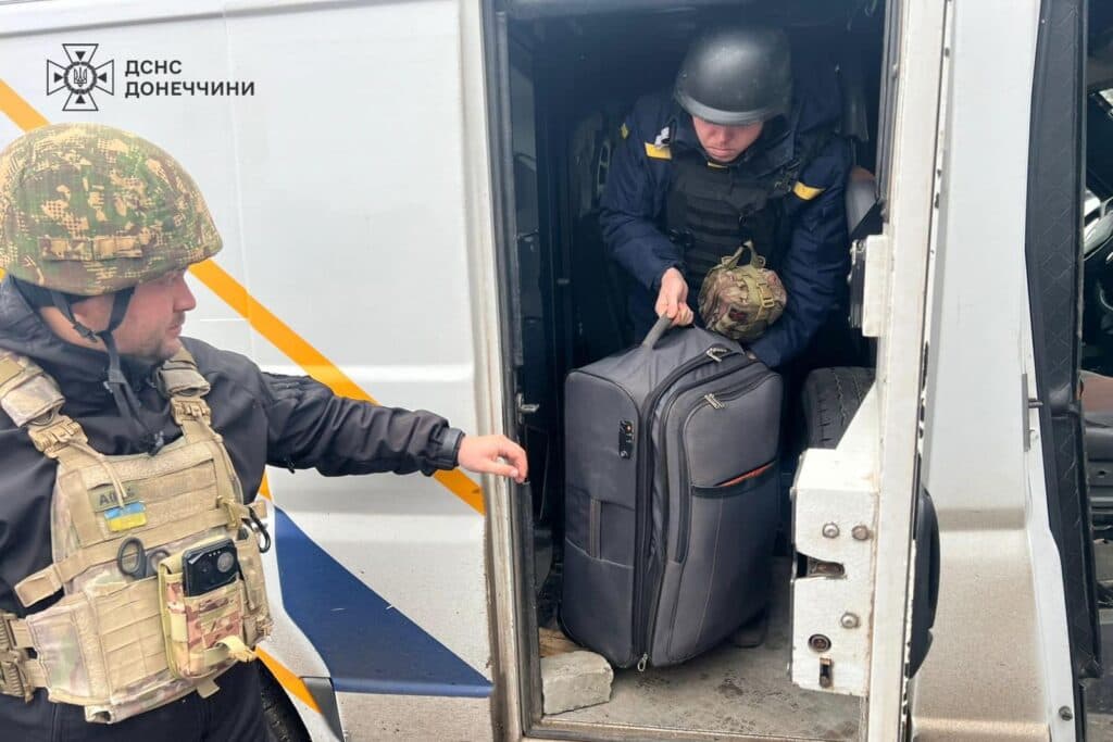 Сьогодні рятувальники евакуювали жінку та її двох доньок з села Гришине Покровського району