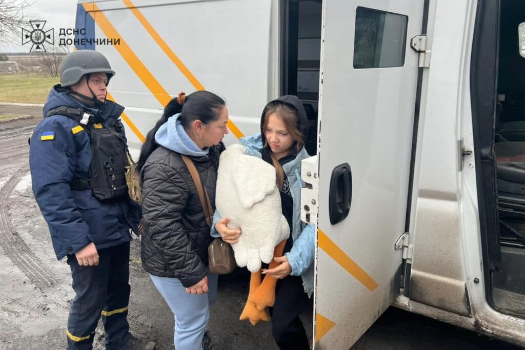 Сьогодні рятувальники евакуювали жінку та її двох доньок з села Гришине Покровського району