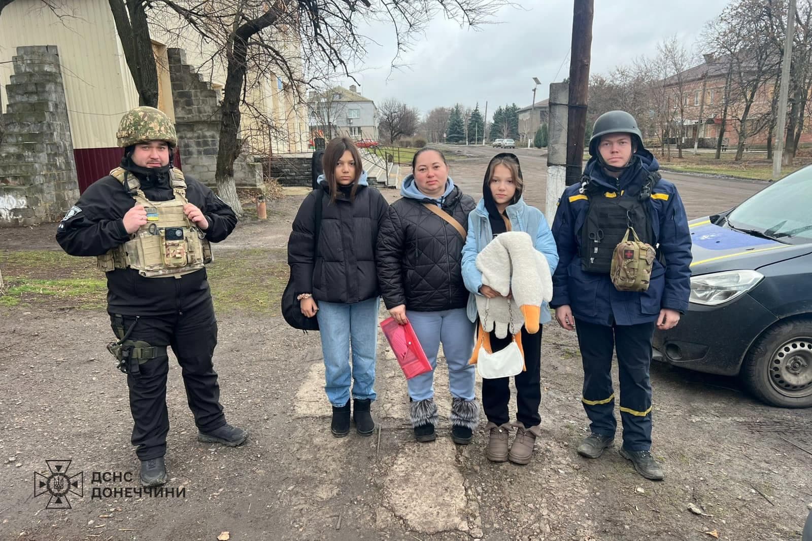 Сьогодні рятувальники евакуювали жінку та її двох доньок з села Гришине Покровського району