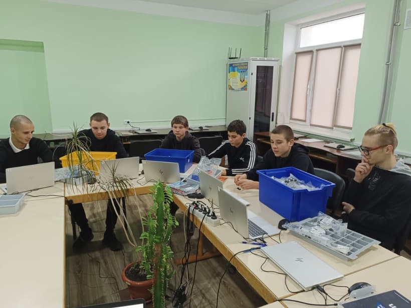 Цифрові освітні центри, обладнані за підтримки Уряду Японії, працюють для дітей Донеччини