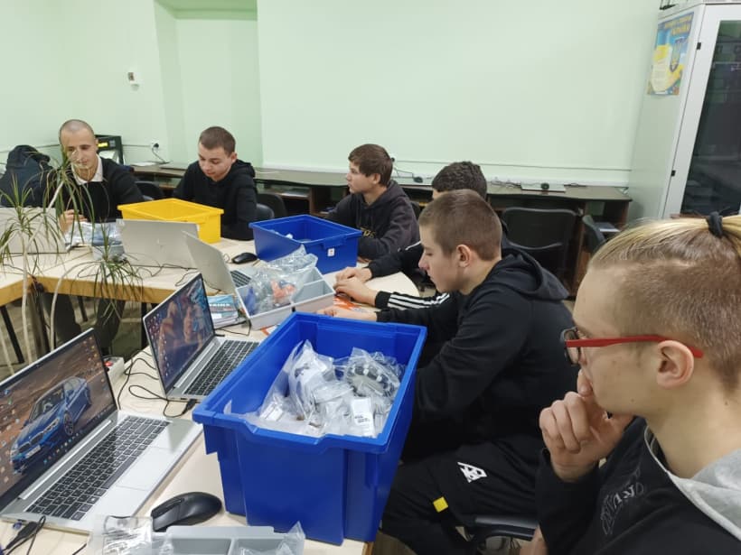 Цифрові освітні центри, обладнані за підтримки Уряду Японії, працюють для дітей Донеччини