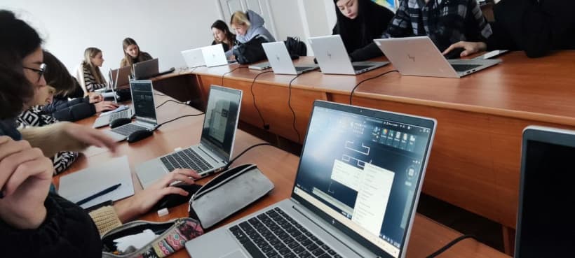 Цифрові освітні центри, обладнані за підтримки Уряду Японії, працюють для дітей Донеччини