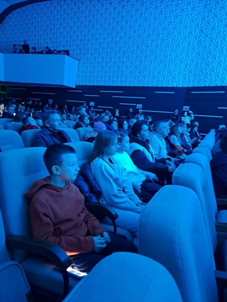 У Черкасах дітям-переселенцям з Луганщини показали театралізований концерт