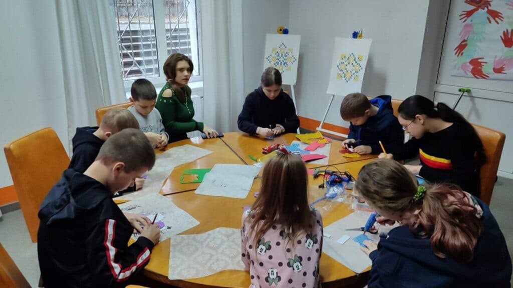 У Дніпрі діти з Торецької громади взяли участь у святковому майстер-класі
