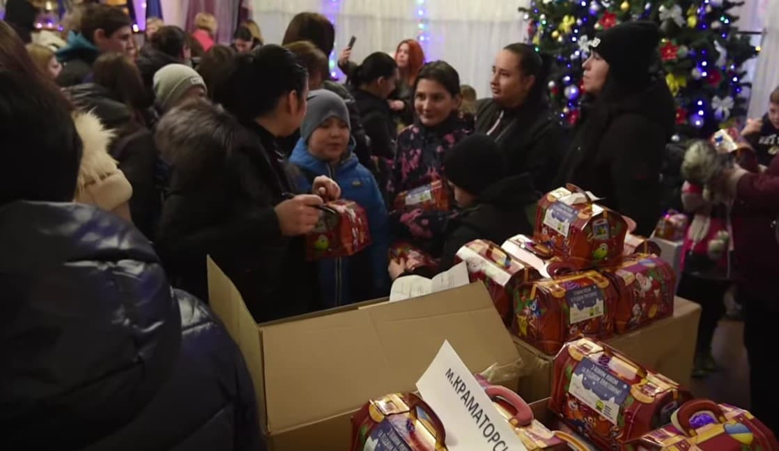 У Донецькій ОВА розповіли, скільки дітей регіону отримали благодійних подарунків і де відбувалися святкові заходи