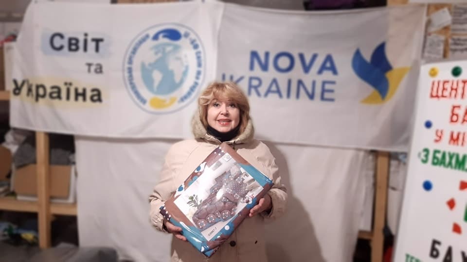 У Харкові переселенці з Бахмута отримали постільні набори
