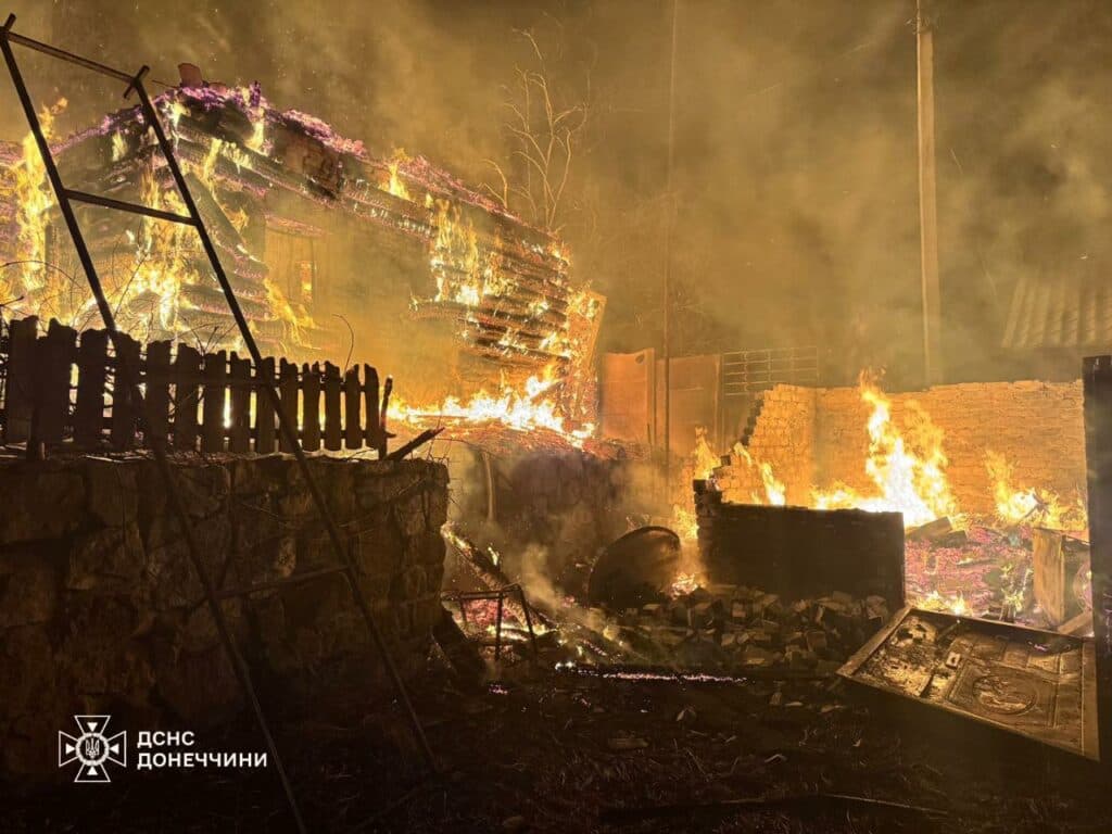 У Краматорському районі рятувальники ліквідували пожежу на території приватного домоволодіння