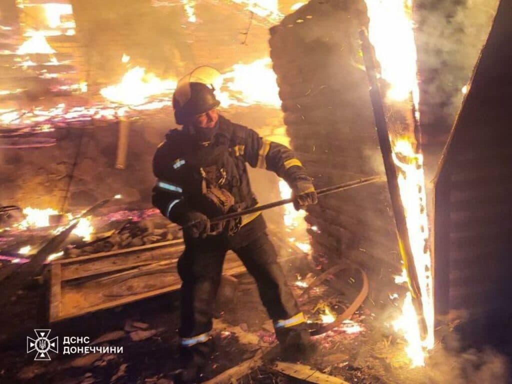 У Краматорському районі рятувальники ліквідували пожежу на території приватного домоволодіння