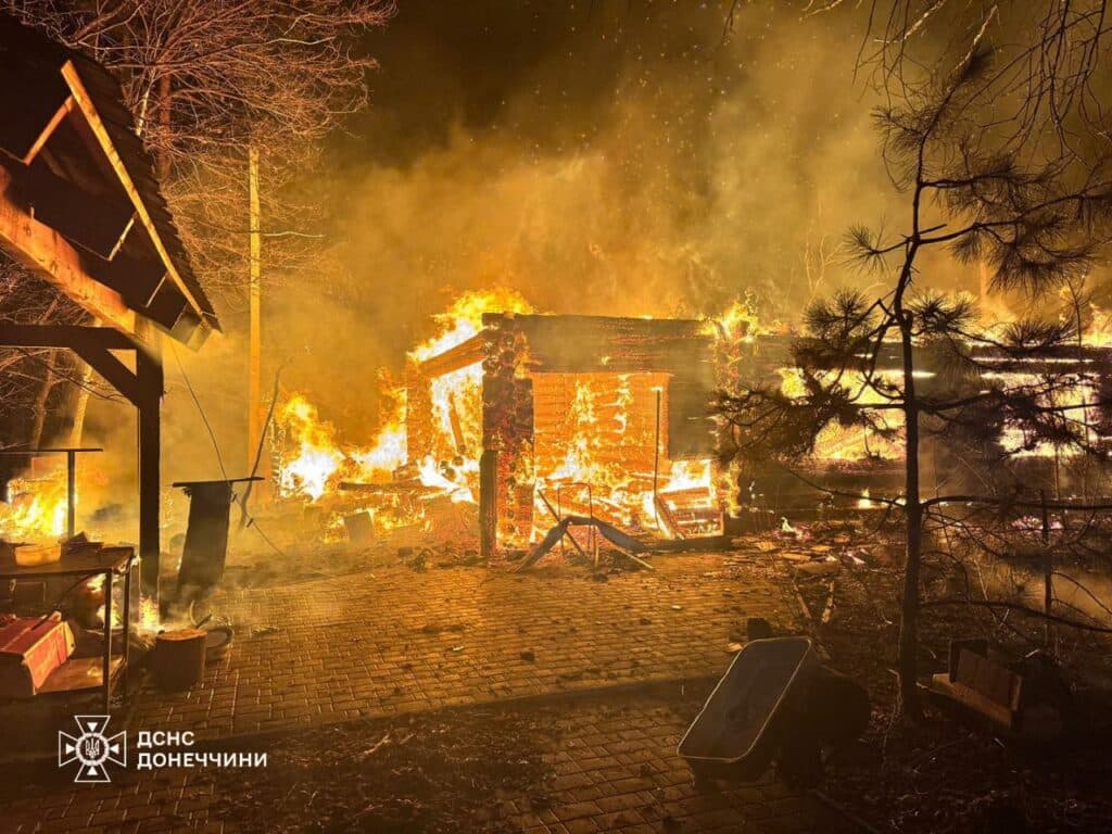 У Краматорському районі рятувальники ліквідували пожежу на території приватного домоволодіння