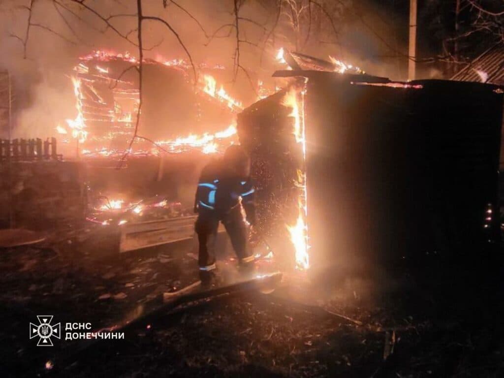 У Краматорському районі рятувальники ліквідували пожежу на території приватного домоволодіння