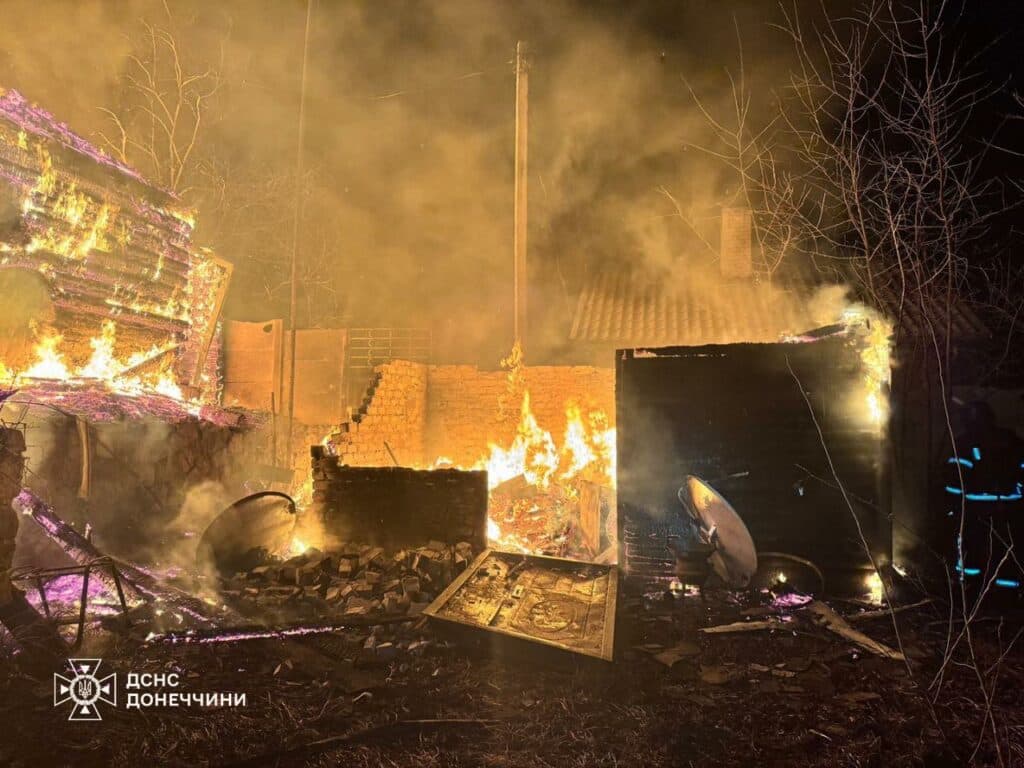 У Краматорському районі рятувальники ліквідували пожежу на території приватного домоволодіння