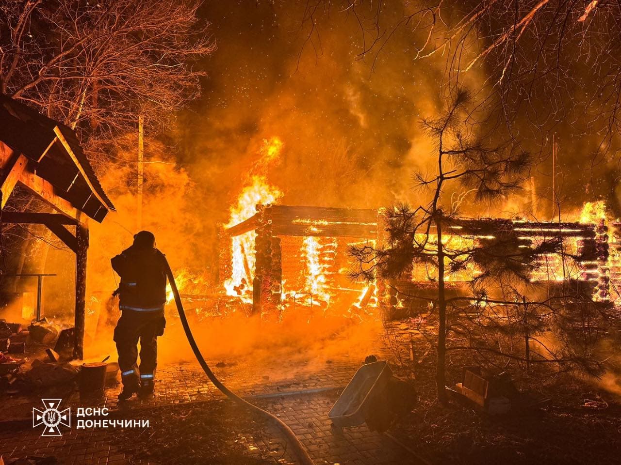 У Краматорському районі рятувальники ліквідували пожежу на території приватного домоволодіння