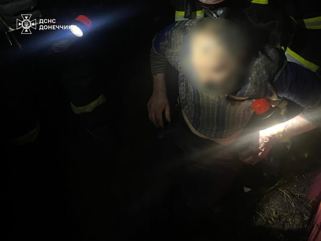 У Покровському районі надзвичайники врятували чоловіка з пожежі