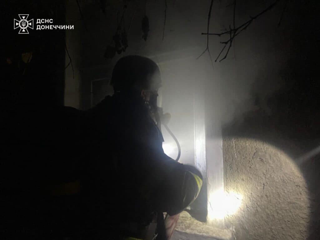 У Покровському районі надзвичайники врятували чоловіка з пожежі