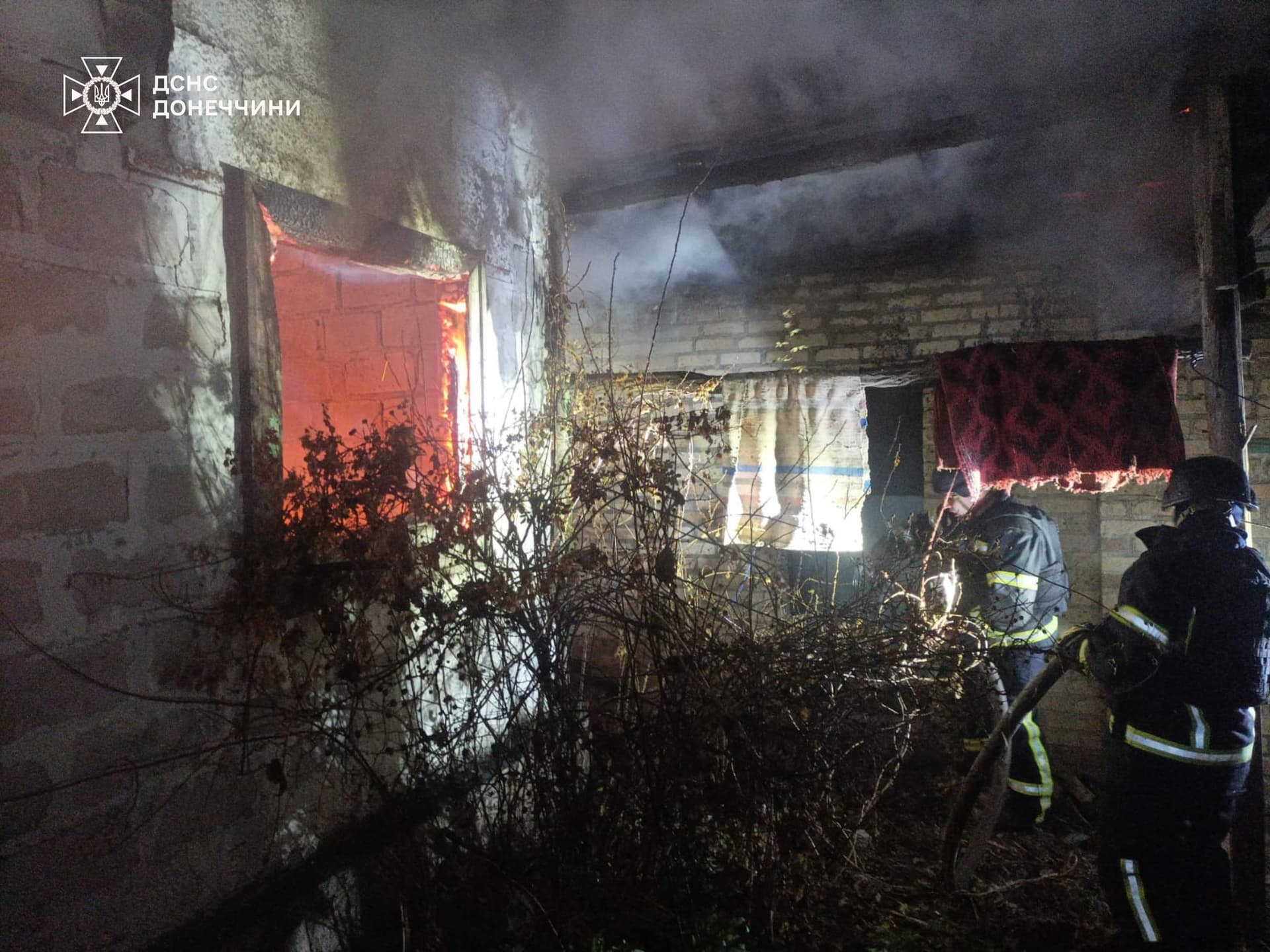 У Покровському районі надзвичайники врятували чоловіка з пожежі