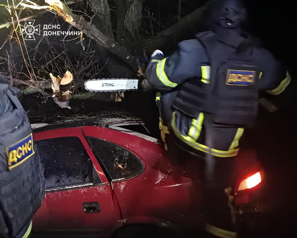 У Покровському районі рятувальники дістали з понівеченого авто чоловіка після ДТП