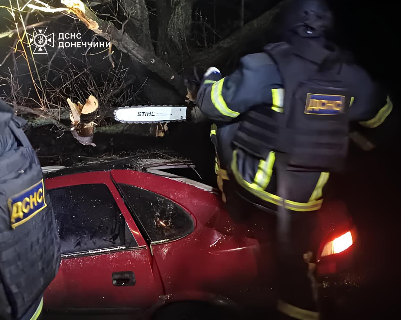 У Покровському районі рятувальники дістали з понівеченого авто чоловіка після ДТП