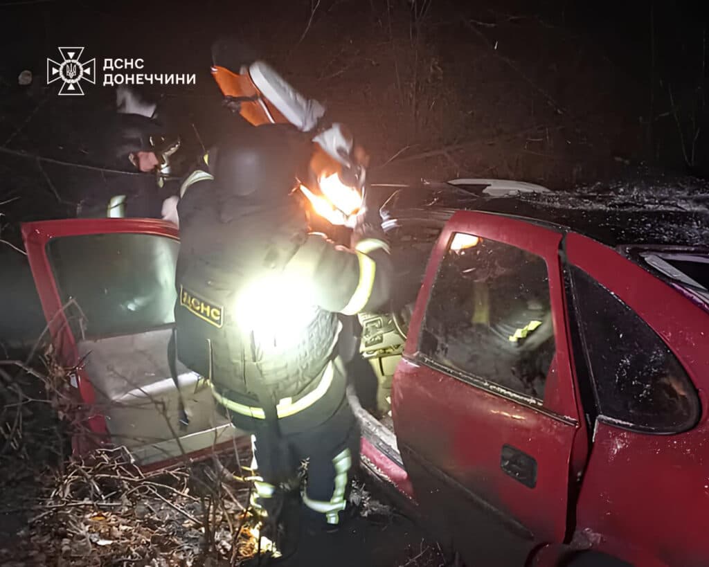 У Покровському районі рятувальники дістали з понівеченого авто чоловіка після ДТП