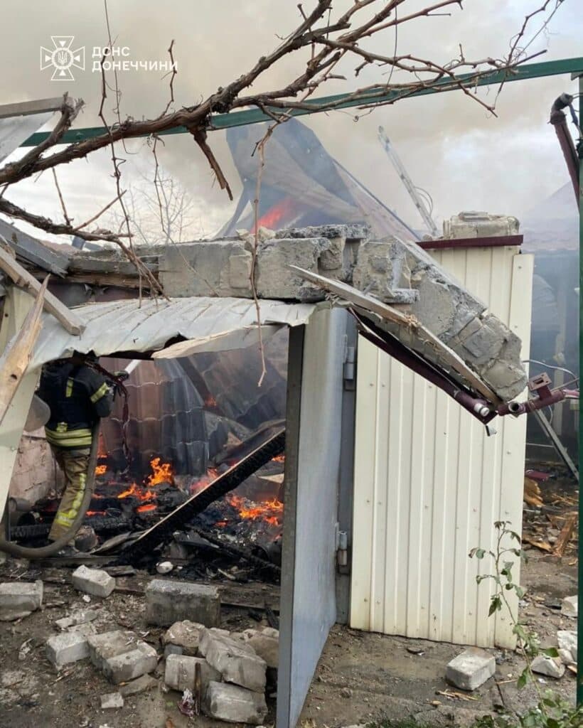 У Покровську рятувальники ліквідували дві пожежі, які виникли внаслідок ворожих обстрілів