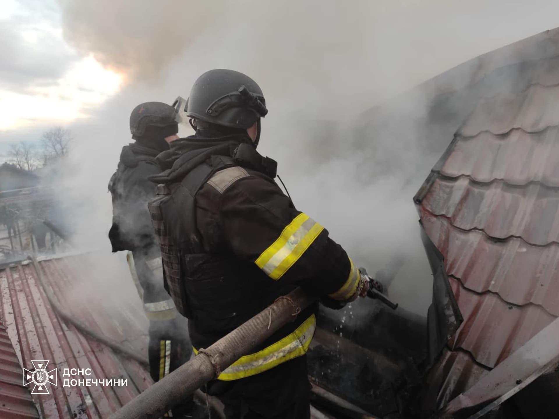 У Покровську рятувальники ліквідували дві пожежі, які виникли внаслідок ворожих обстрілів