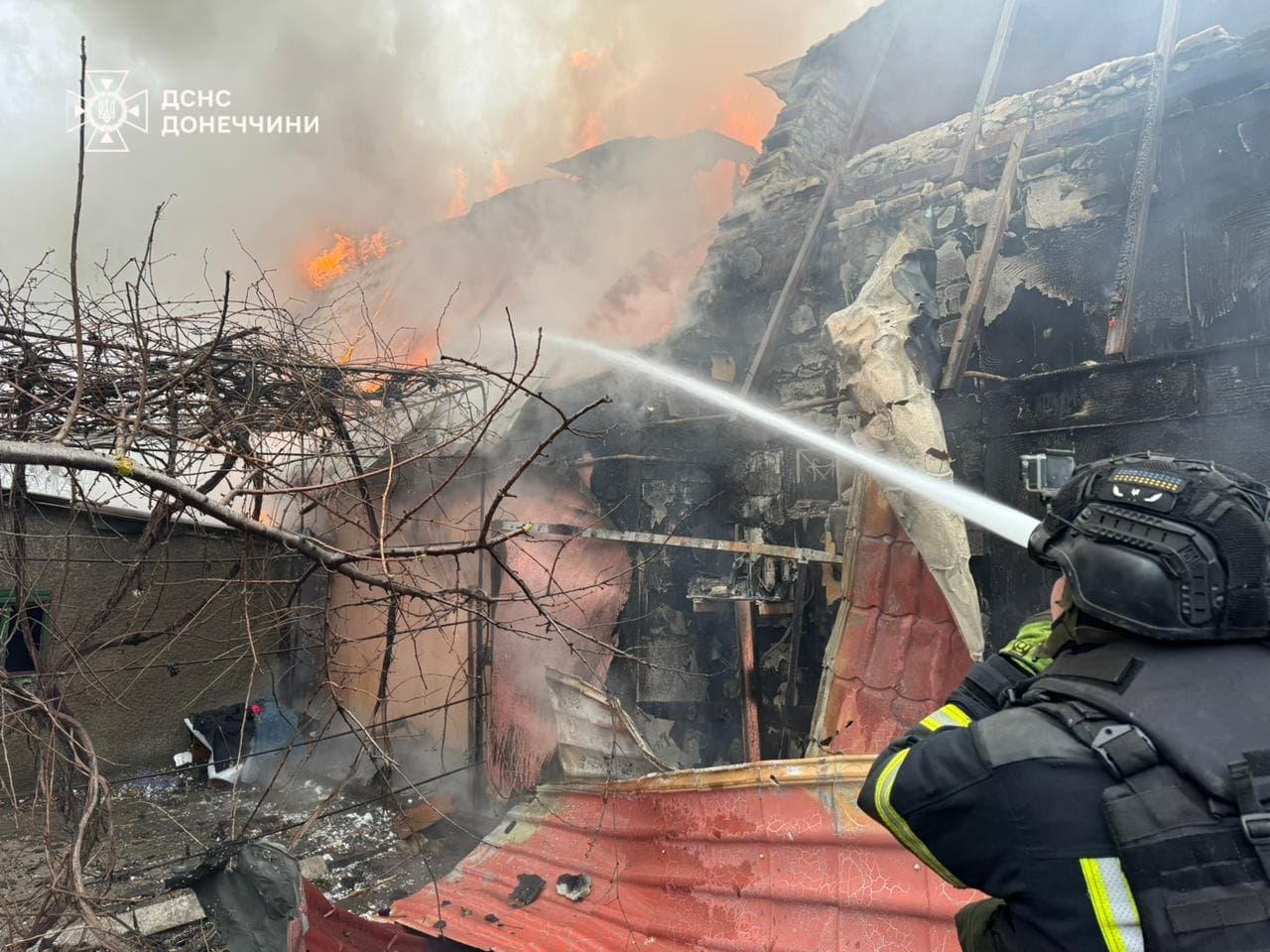 У Покровську рятувальники потрапили під повторний обстріл під час ліквідації пожежі