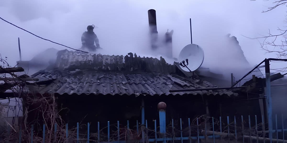 У Покровську внаслідок російського обстрілу палав житловий будинок, його гасили дві години