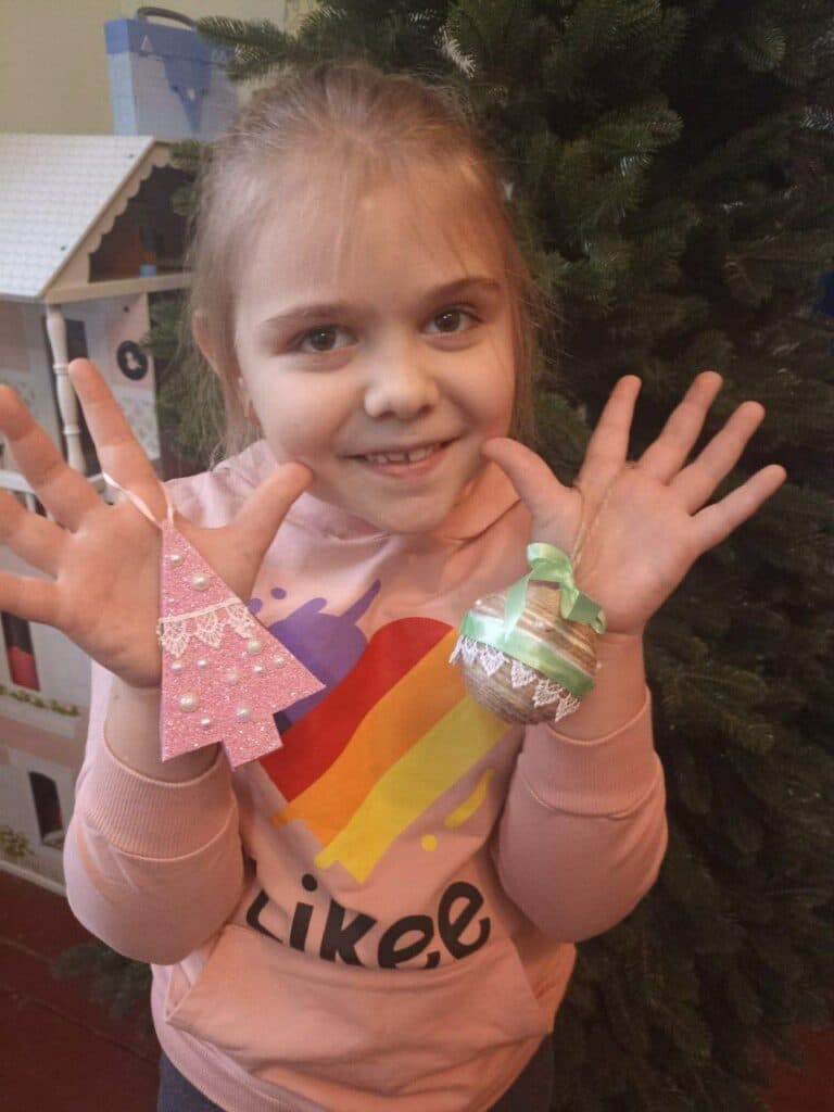 В хабах Торецкой общины установили украшенные переселенцами елки