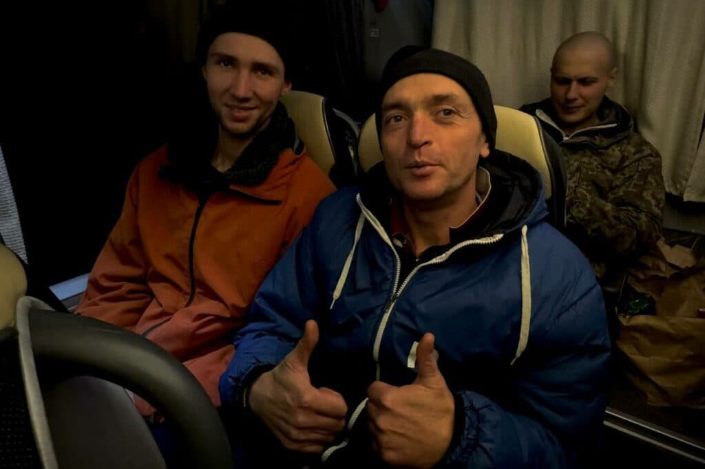 Ще 189 українців повернули додому з російського полону (фото)