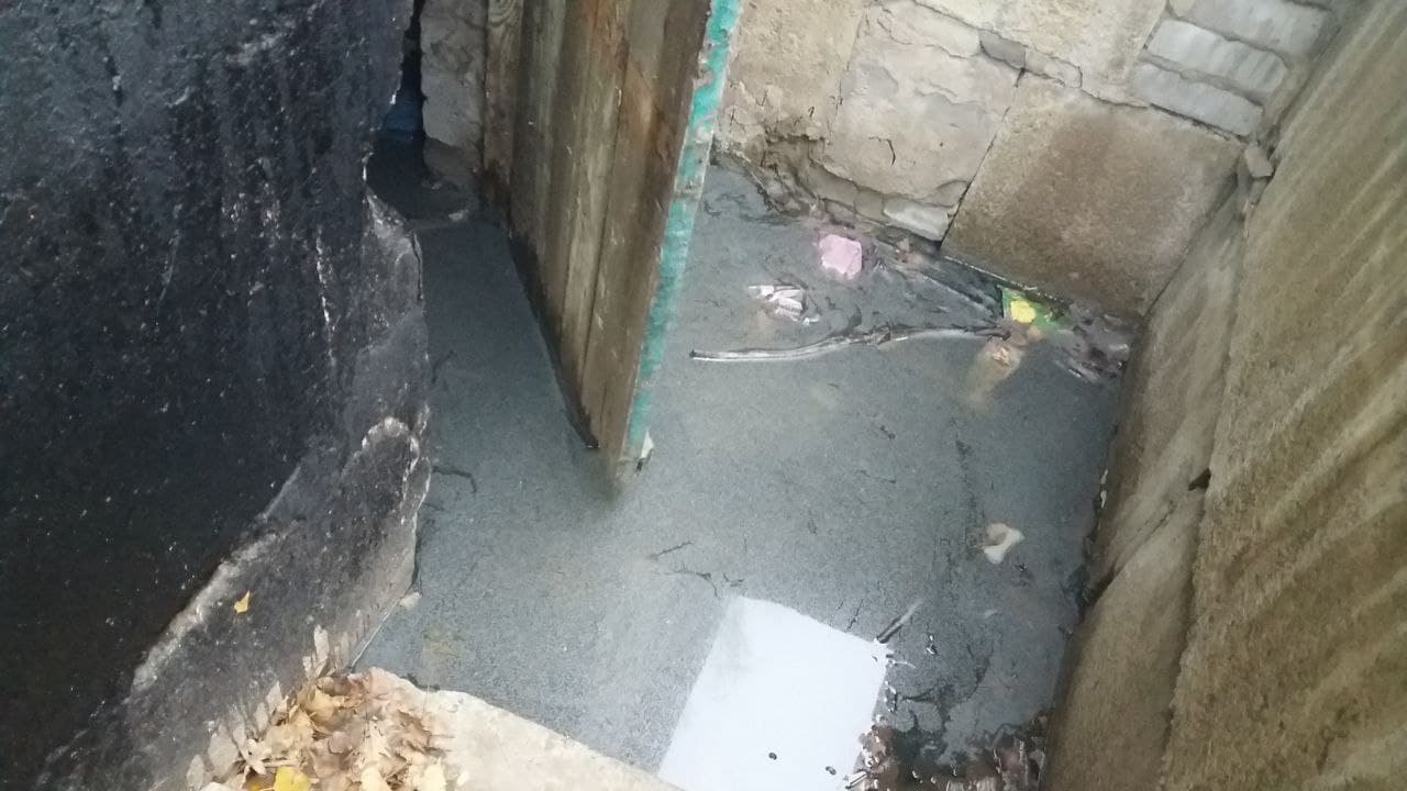 В Луганській області підвали будинків стоять затоплені місяцями і комунальники нічого з цим не роблять