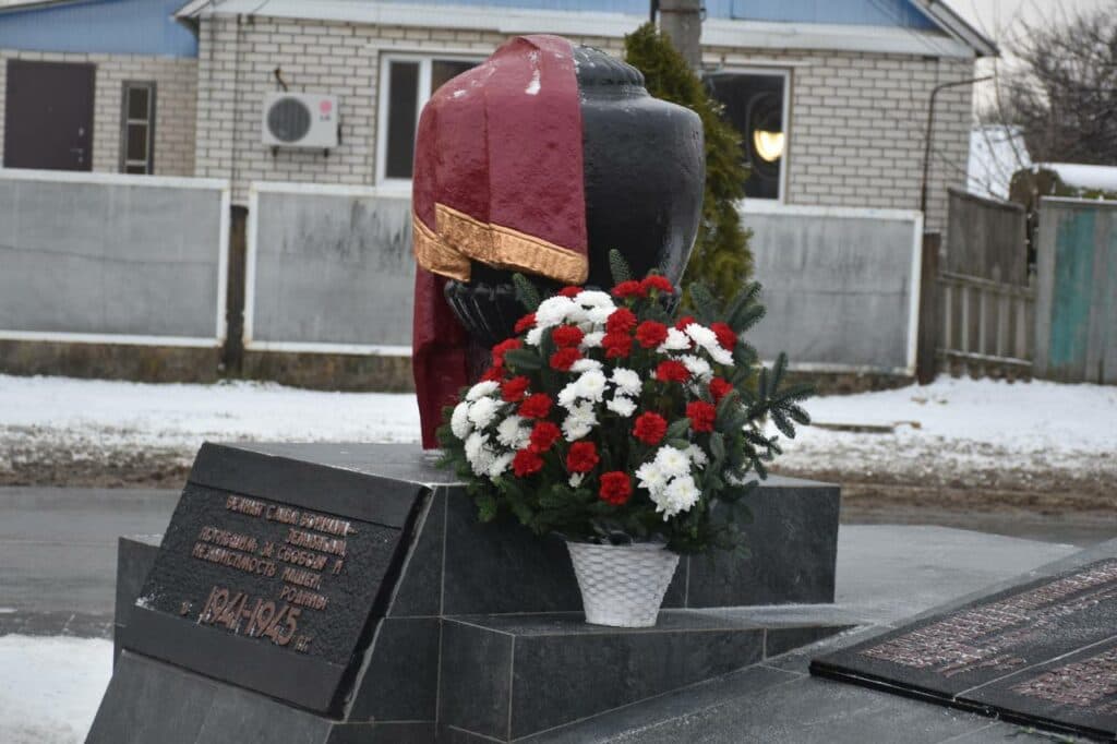 В оккупированном Новоайдаре россияне открыли мемориал своим героям