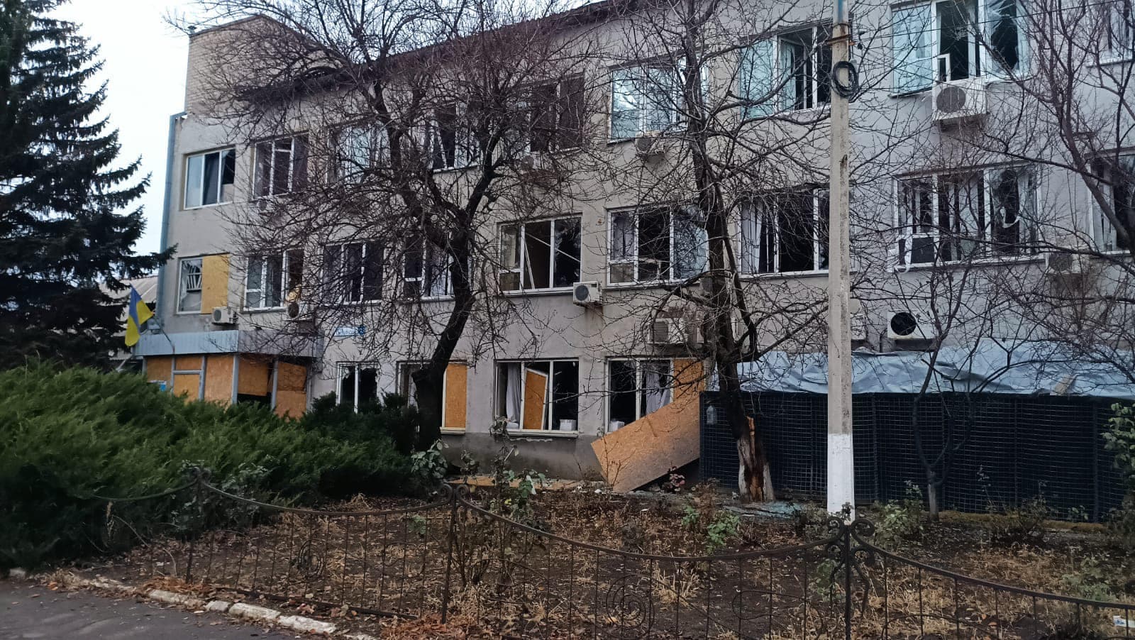 Вночі російським обстрілом було пошкоджено адмінбудівлю Костянтинівського управління по газопостачанню та газифікації