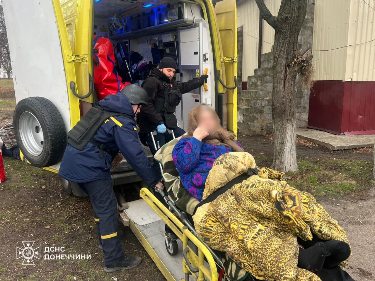 З Мирнограда на Донеччині евакуювали ще двох маломобільних громадян