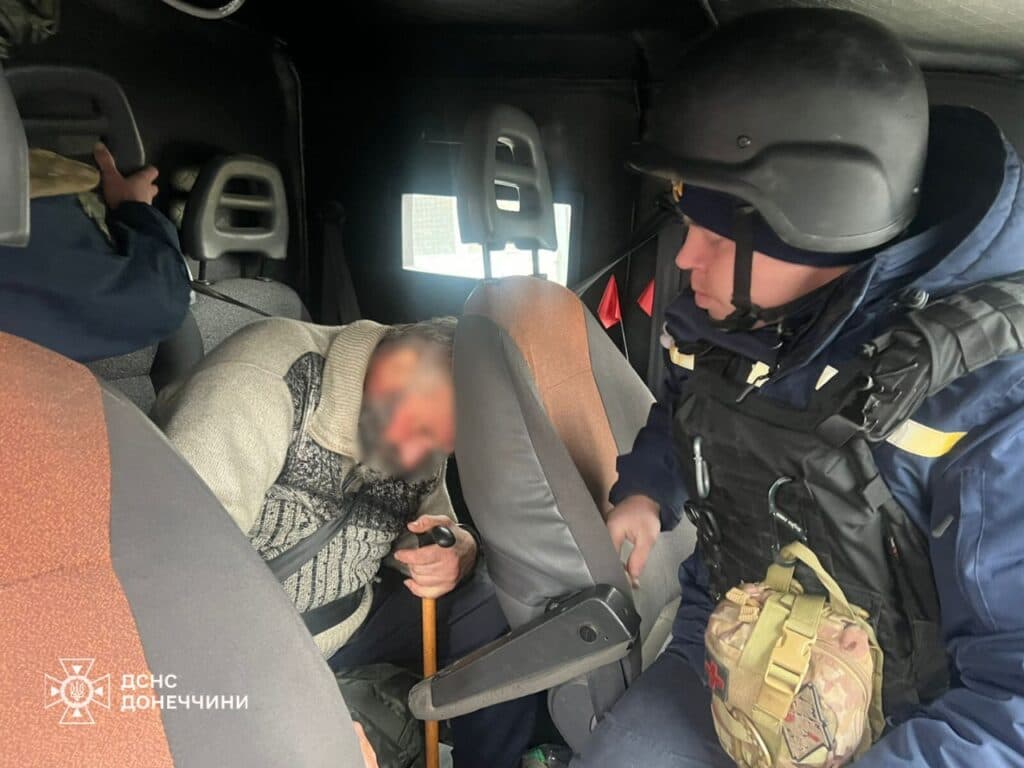 З Мирнограда на Донеччині евакуювали ще двох маломобільних громадян
