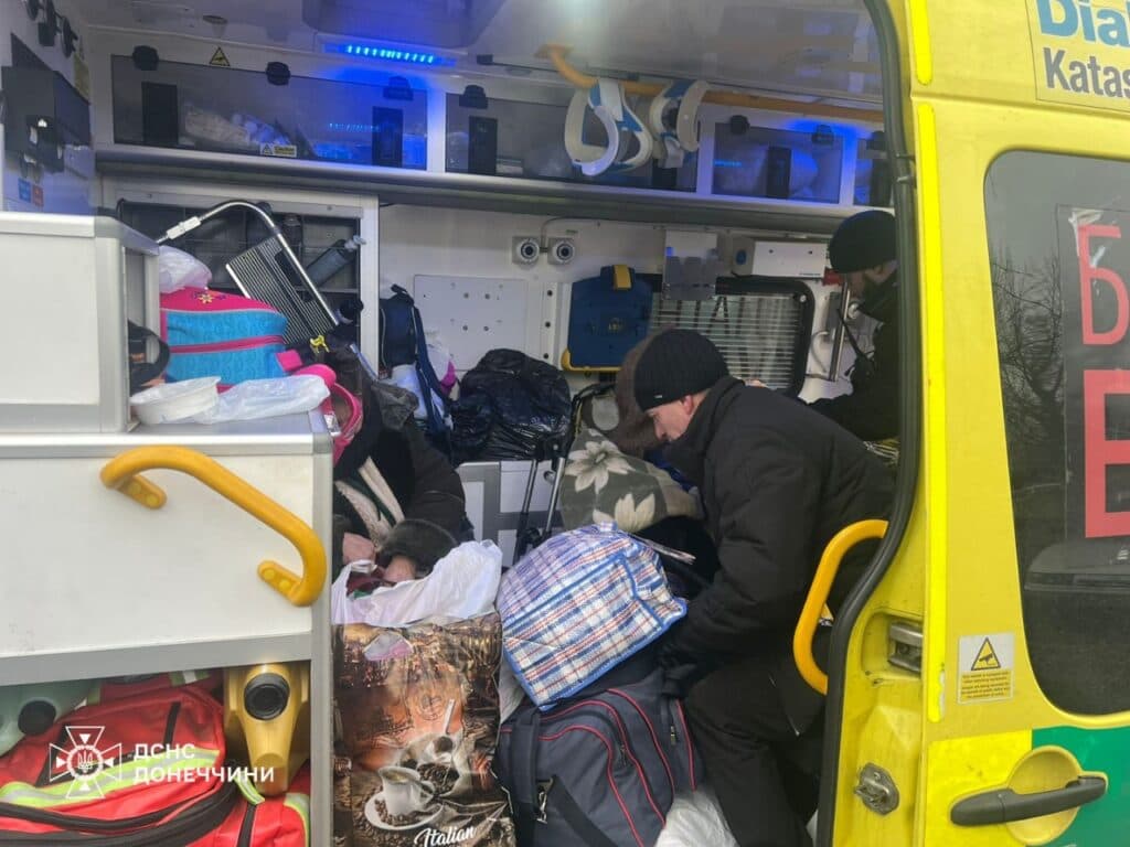 З Мирнограда на Донеччині евакуювали ще двох маломобільних громадян