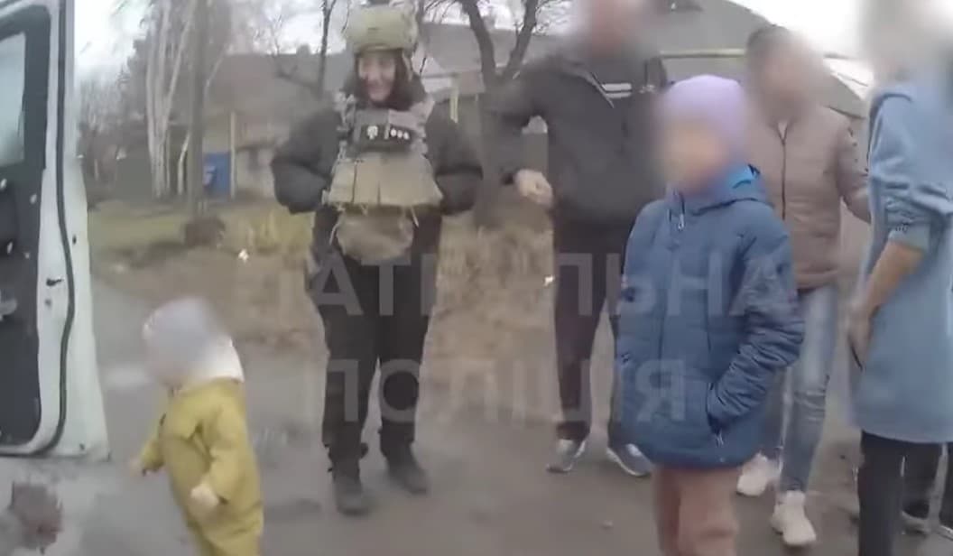 З Мирнограда на Донеччині патрульним вдалося евакуювати родину з двома дітьми