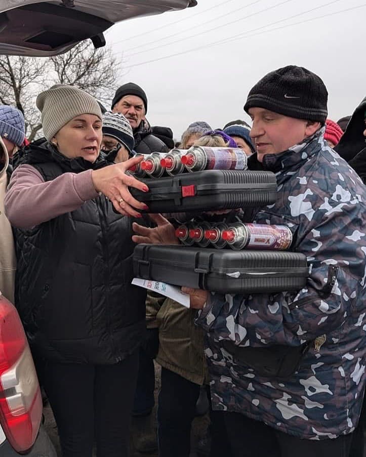 Жителям прифронтових сіл Комарської громади привезли портативні газові плити
