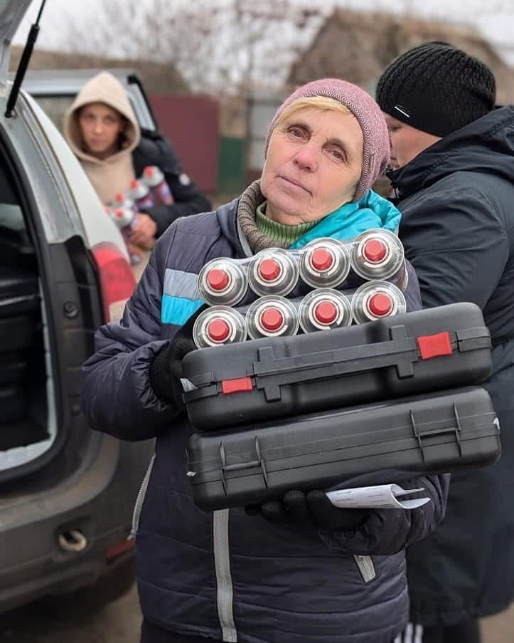 Жителям прифронтових сіл Комарської громади привезли портативні газові плити