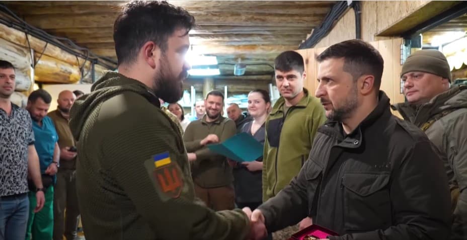 Зеленський відвідав першу в Україні підземну передову хірургічну групу, нагородив медиків