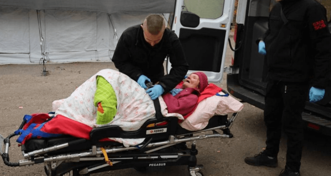 евакуаційники Схід SOS вивозять жінку