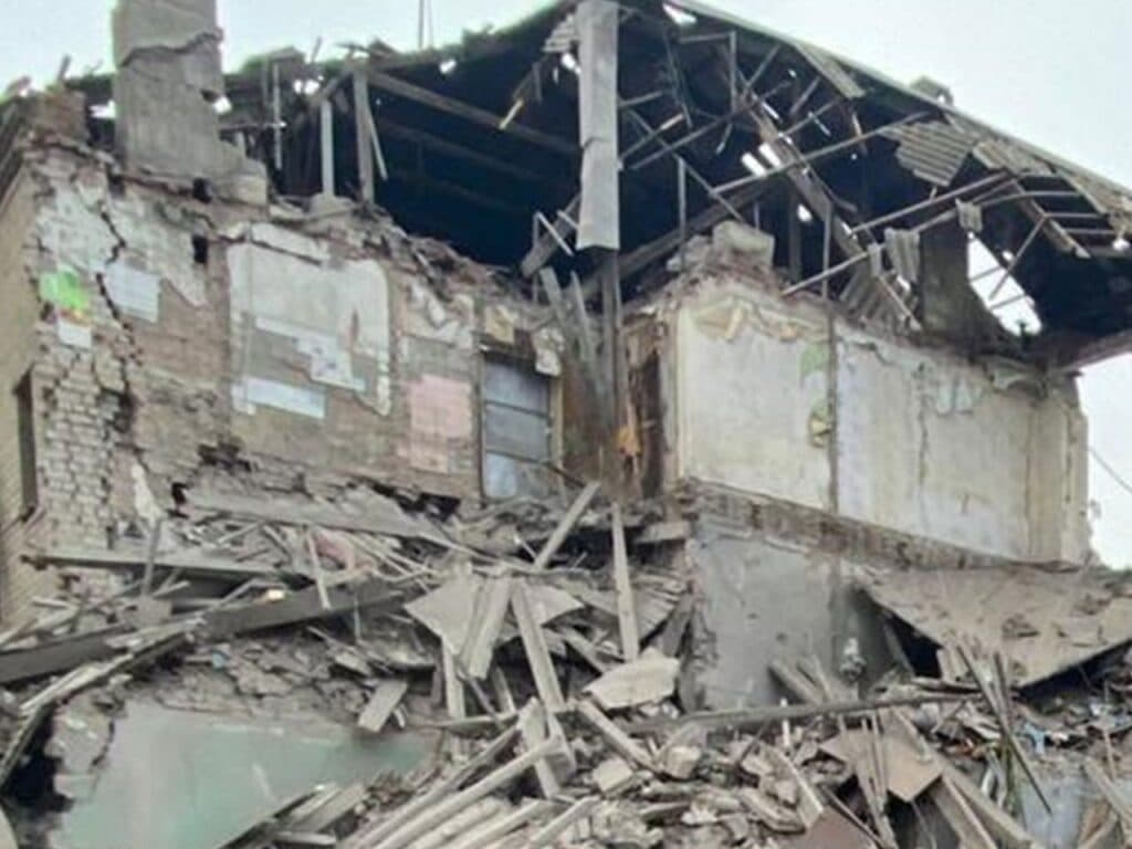 зруйнований будинок