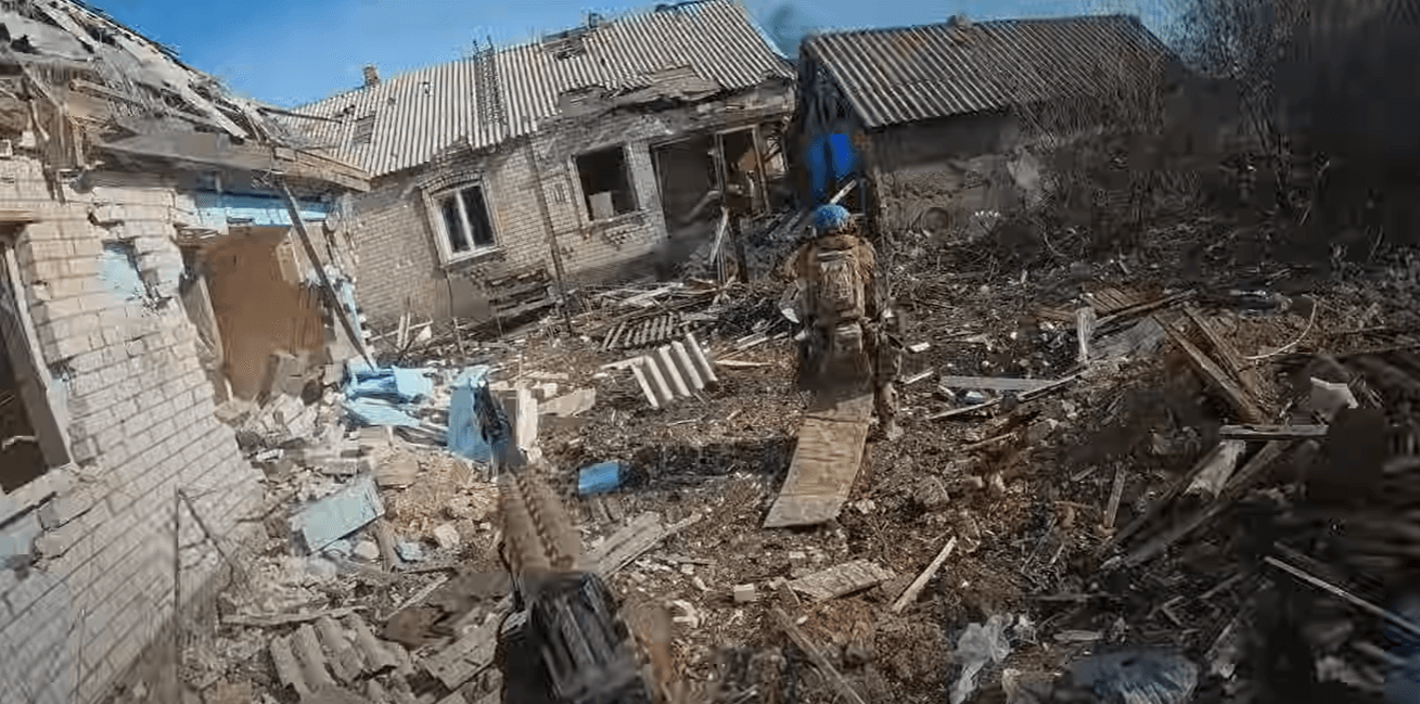 Азовці показали ближній стрілецький бій з окупантами на Донеччині (відео)