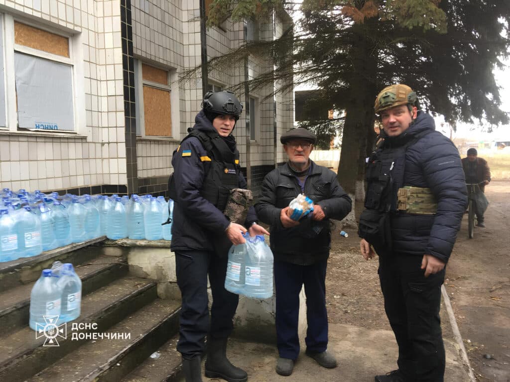 Рятувальники доставили гуманітарну допомогу мешканцям прифронтових сіл на Донеччині