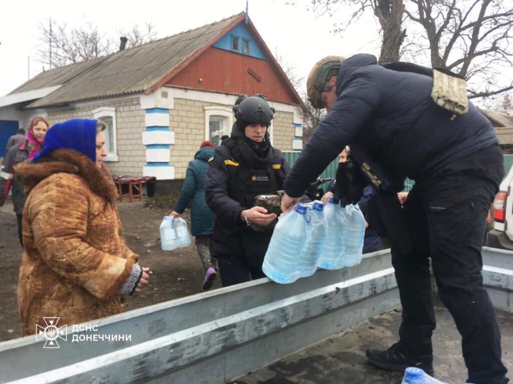 Рятувальники доставили гуманітарну допомогу мешканцям прифронтових сіл на Донеччині