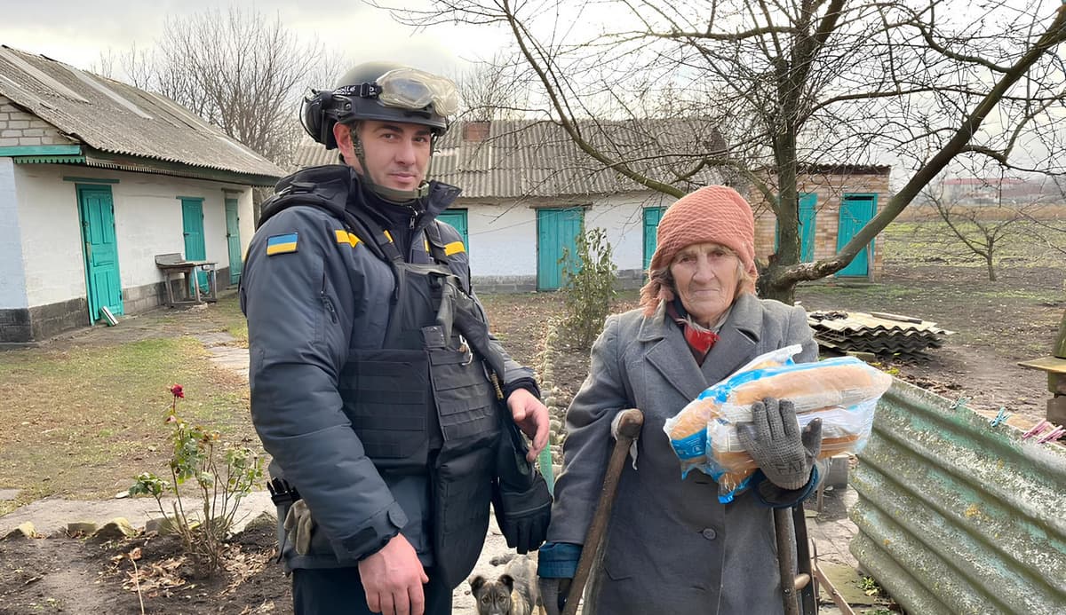 Рятувальники доставили гуманітарну допомогу мешканцям прифронтових сіл на Донеччині