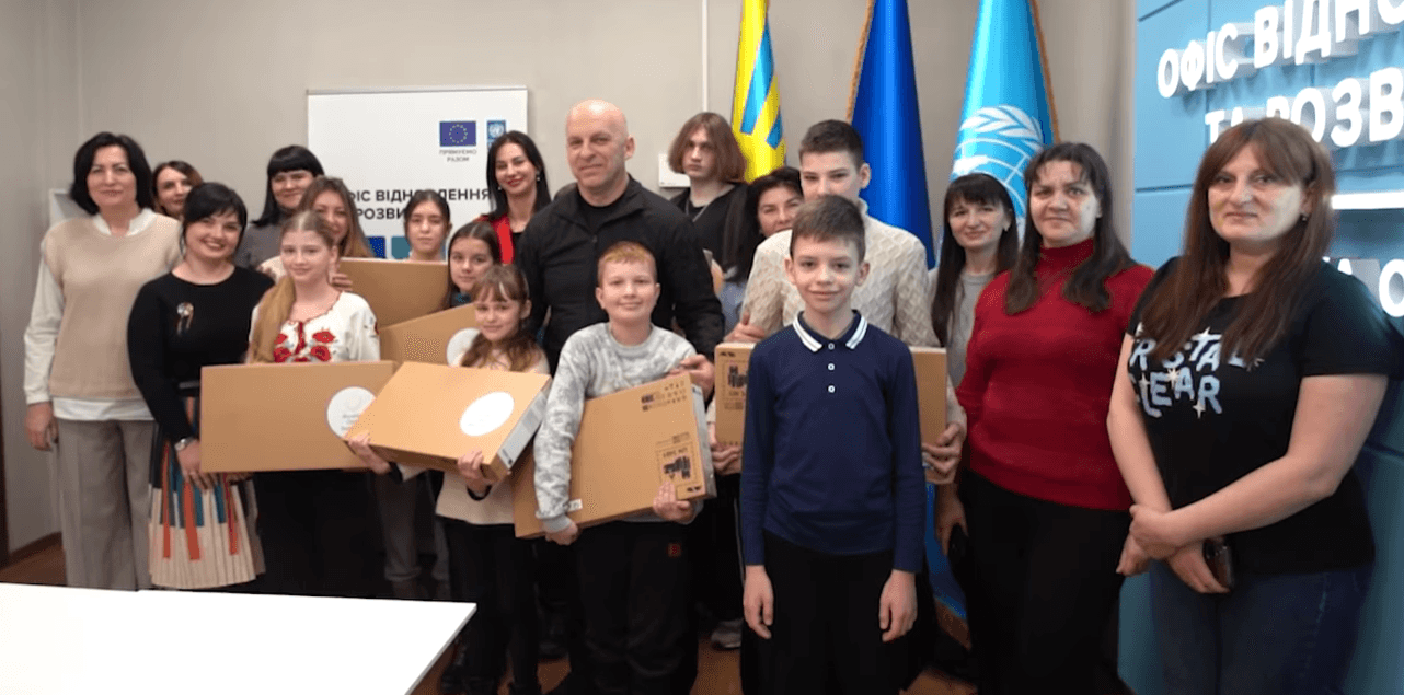 Донеччина отримала тисячу ноутбуків для школярів їх надав Уряд ОАЕ